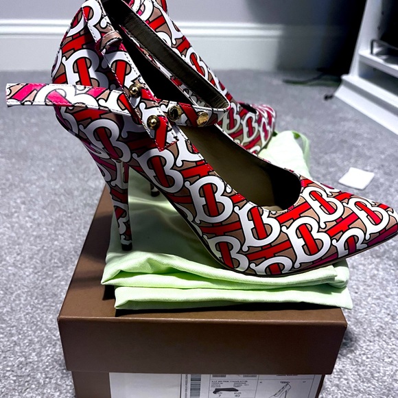 NEW- Authentic Burberry Monogram Wiltkin pump - Picture 4 of 5
